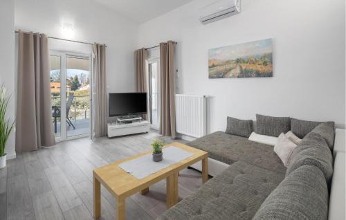 Nova Vas Apartment | Nice Apartment In Nova Vas With Outdoor Swimming Pool
