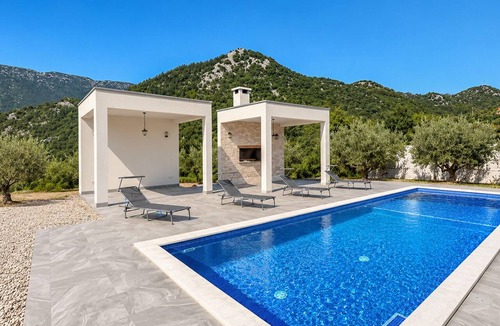 Dusina Apartment | Nice apartment in Vrgorac with swimming pool