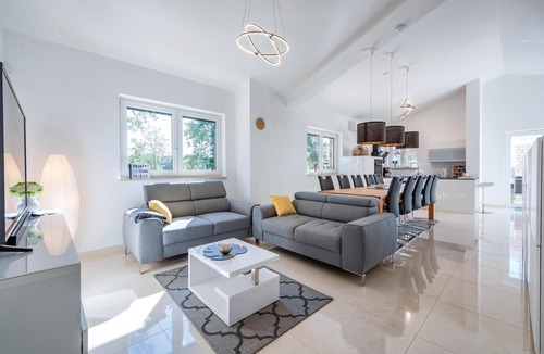 Krsan House | Nice home in Cambarelici