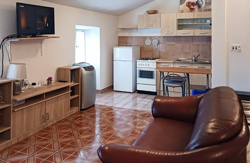 Viskovici House | Nice home in Koromacno