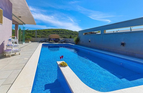 Okrug Donji House | Nice home in Okrug Donji