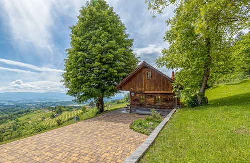Brezice Ski Chalet | Oldhouse Knezovo with Private Garden, Sromlje, Slovenia