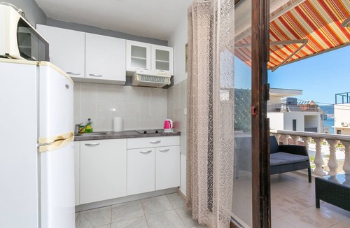 Slatine Apartment | One bedroom apartment with terrace and sea view Slatine, Čiovo (A-16131-c)