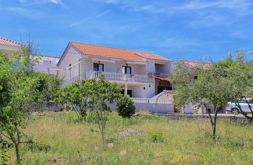 Slatine Apartment | One bedroom apartment with terrace and sea view Slatine, Čiovo (A-16131-c)