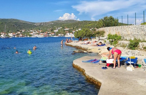 Vinisce Apartment | One bedroom apartment with terrace Vinišće, Trogir (A-16928-b)