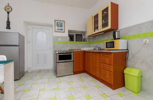 Igrane Apartment | One bedroom apartment near beach Igrane, Makarska (A-23620-a)