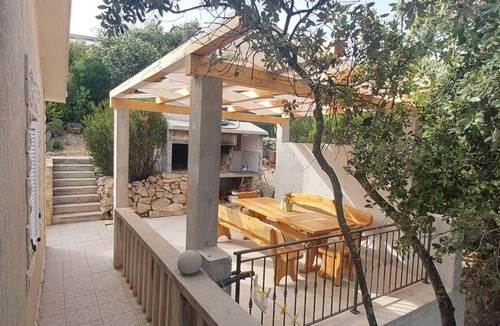Milna Apartment | One bedroom apartment near beach Milna (Vis) (A-8917-c)