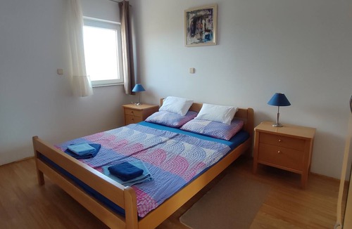 Vinisce Apartment | One bedroom apartment with hot tub Vinišće, Trogir (A-8660-b)