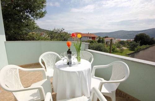 Poljica Apartment | One bedroom apartment with terrace and sea view Poljica, Trogir (A-10010-a)