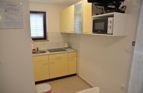 Cres Apartment | One bedroom apartment with terrace Cres (A-7876-a)