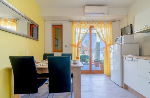 Nin Apartment | One bedroom apartment with terrace and sea view Nin, Zadar (A-5666-c)