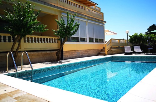 Banjol Apartment | One bedroom apartment with a swimming pool Banjol, Rab (A-11382-c)