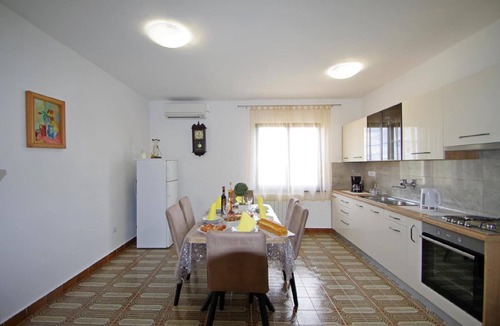 Sajini Apartment | Peaceful Apartment in the Charming Village Škitača