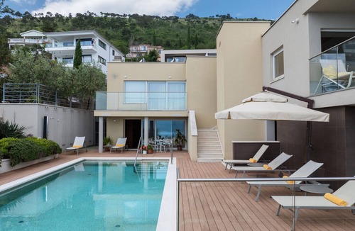 Zagorje Apartment | Pedacito de Cielo 1 BDR Sew View apartment & pool