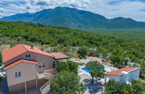 Sestanovac House | Perfect 3-bedroom house with heated pool in peaceful Šestanovac