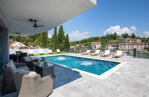 Blace House | Pet friendly home in Blace