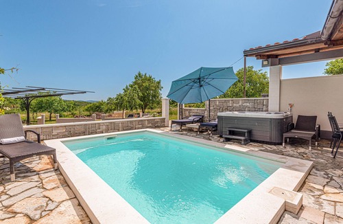 Gornje Danilo House | Pet friendly home in Danilo