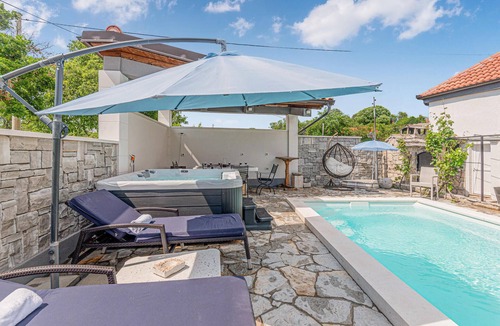 Gornje Danilo House | Pet friendly home in Danilo