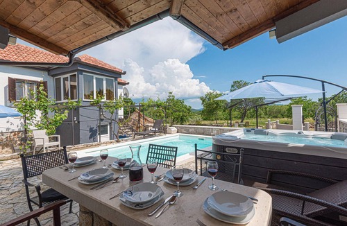 Gornje Danilo House | Pet friendly home in Danilo