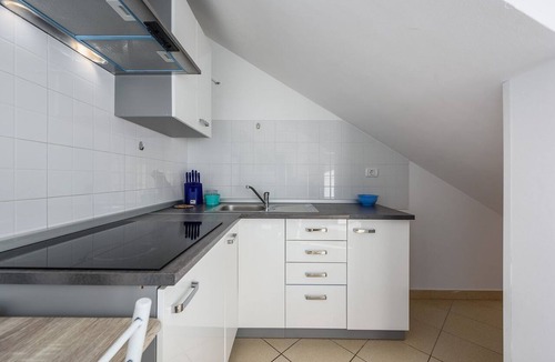 Lovrecica Apartment | Picturesque apartment just 60 metres from the beach with sea views and private parking