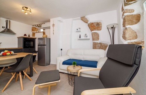 Grizane House | Picturesque stone house with private pool, BBQ, washing machine, loungers, air-conditioned bedrooms