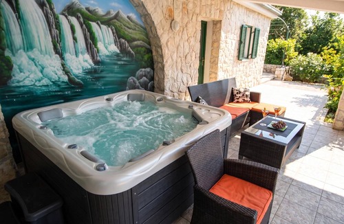 Cista Velika House | Pool & Jacuzzi Home NadaLina, Pirovac, Croatia