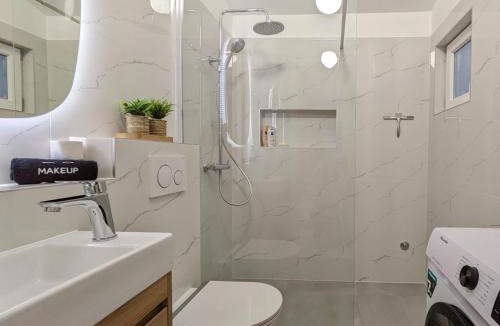 Valbandon Apartment | Poolside Studio