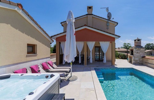 Pinezici House | Private Villa with WIFI, private pool, hot tub, A/C, TV, terrace, pets allowed, panoramic view