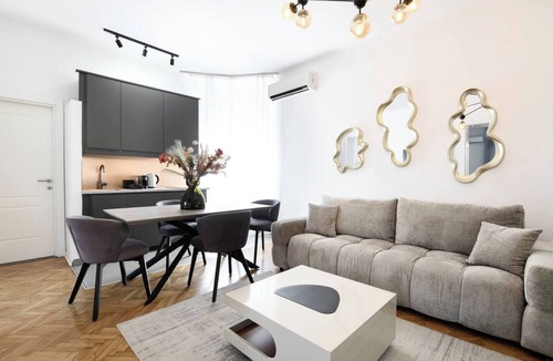 Sarajevska Apartment | QUEEN's apr-10min. by walk to Knez M. with P.