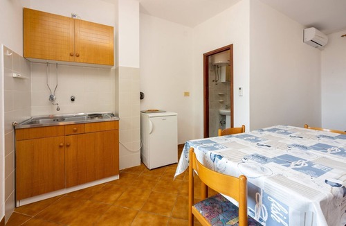 Povile Apartment | Quiet studio apartment just 250 metres from the beach with sea view, parking space, barbecue