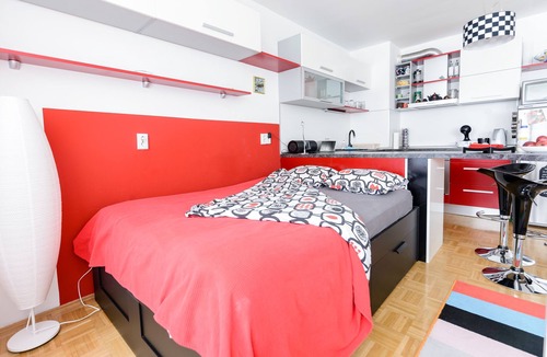 Ljubljana City Centre Apartment | ★★★ Red Velvet Haven | Free garage+Bikes+Coffee | Netflix+WiFi+AC+PlayStation★★★