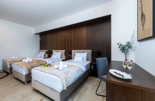 Presika Bed & Breakfast | Relax in Style: Comfort Room with Private Jacuzzi at Resort Stribor