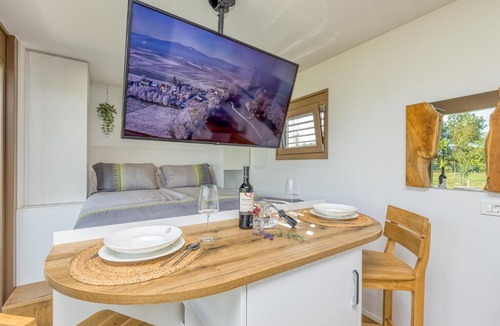Metlika House | Riverside Suite Mobile Homes
