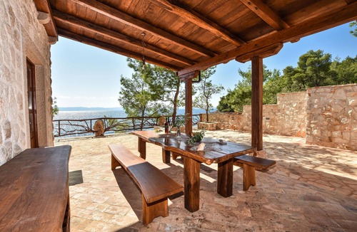 Zastrazisce House | Robinson house with hot tub by the sea Cove Golubinka, Hvar (K-14344)