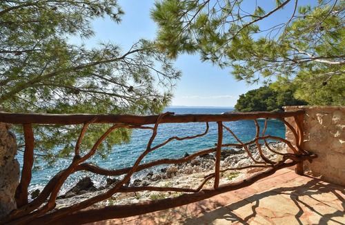 Zastrazisce House | Robinson house with hot tub by the sea Cove Golubinka, Hvar (K-14344)