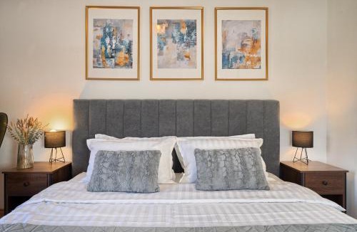 Srinjine Apartment | Romantic retreat private jacuzzi and mountain views Split area