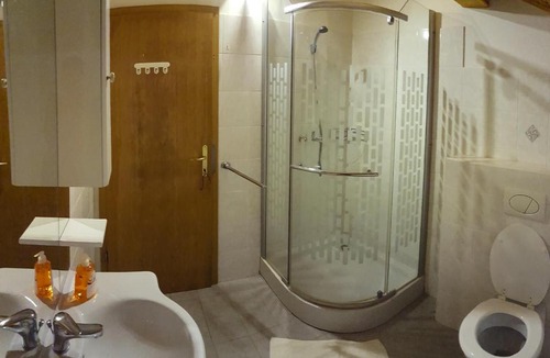 Hudajuzna Apartment | Rooms with shared kitchen Zver, great for hikers