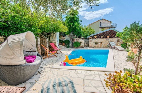 Maslenica Villa | Rustical Villa Verde with large pool and a sea view