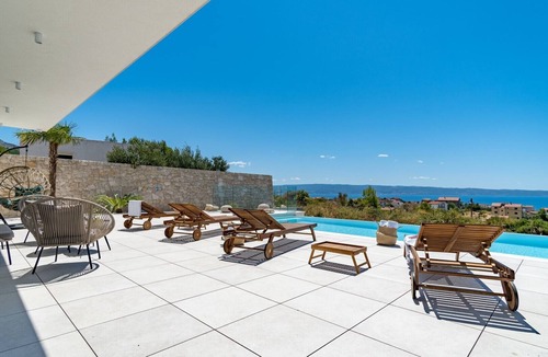Podstrana Villa | Seaview Villa Nocturno with 4 en-suite bedrooms, private heated 35smq infinity pool with hydromassage and Jacuzzi