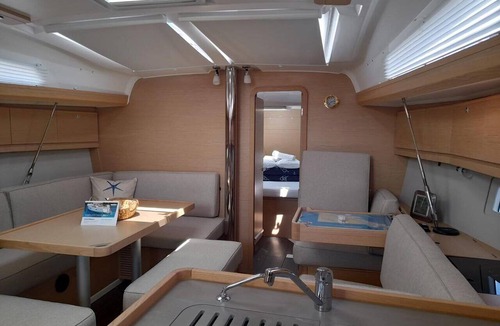 Murter Boat Rental | Sibenik Sun-Kissed Sailing: A Luxurious Beach Experience in Croatia