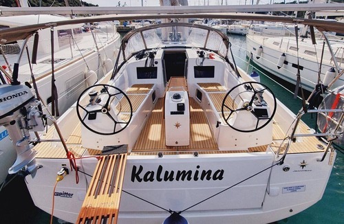 Murter Boat Rental | Sibenik Sun-Kissed Sailing: A Luxurious Beach Experience in Croatia