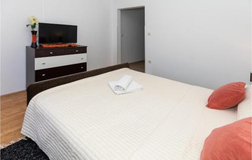 Kremena House | Six-Bedroom Holiday Home In Klek