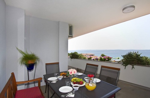 Podstrana Apartment | Spacious 110 m2 apt with terrace and garden, just 30m from the beach