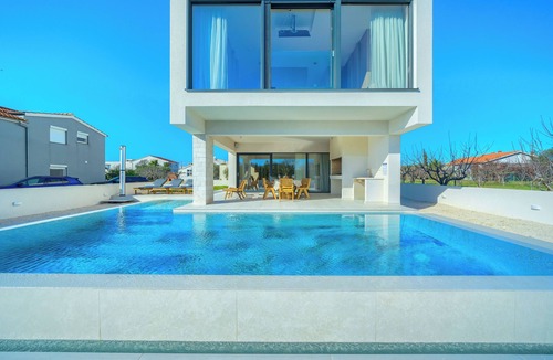 Sukosan Villa | Spacious 3-bedroom villa in Sukošan, Croatia with AC, Jacuzzi, Roof Top, Pool