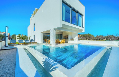 Sukosan Villa | Spacious 3-bedroom villa in Sukošan, Croatia with AC, Jacuzzi, Roof Top, Pool