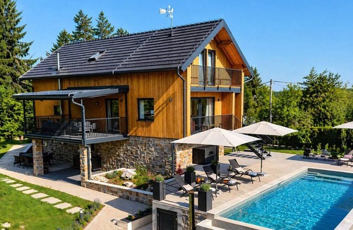 Bosiljevo House | Spacious house with a heated pool, sauna, and children's playground, not far from Karlovac.
