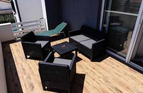 Vir Apartment | Station 22 - Apartment with Starlink, a terrace and private parking