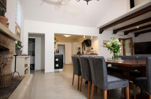 Splitska Villa | Stone Villa Olea-Three Bedroom Villa with Pool