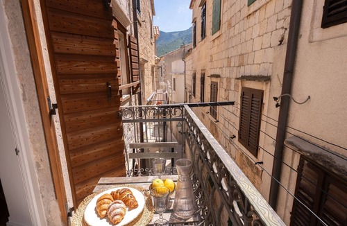 Komiza Apartment | Studio Apartment with Balcony