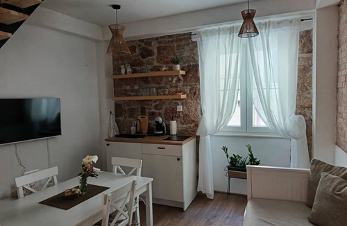 Komiza Apartment | Studio flat with terrace Komiža, Vis (AS-24523-a)